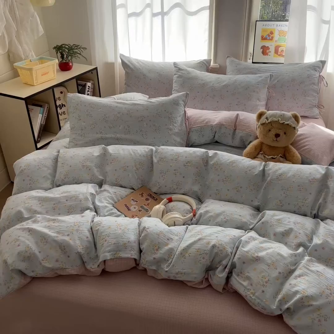 91家纺网 家纺一手货源 找家纺 金梦拉家纺 2026新款小清新绑带格纹碎花系列四件套-花园里系列 花园里-蔚蓝