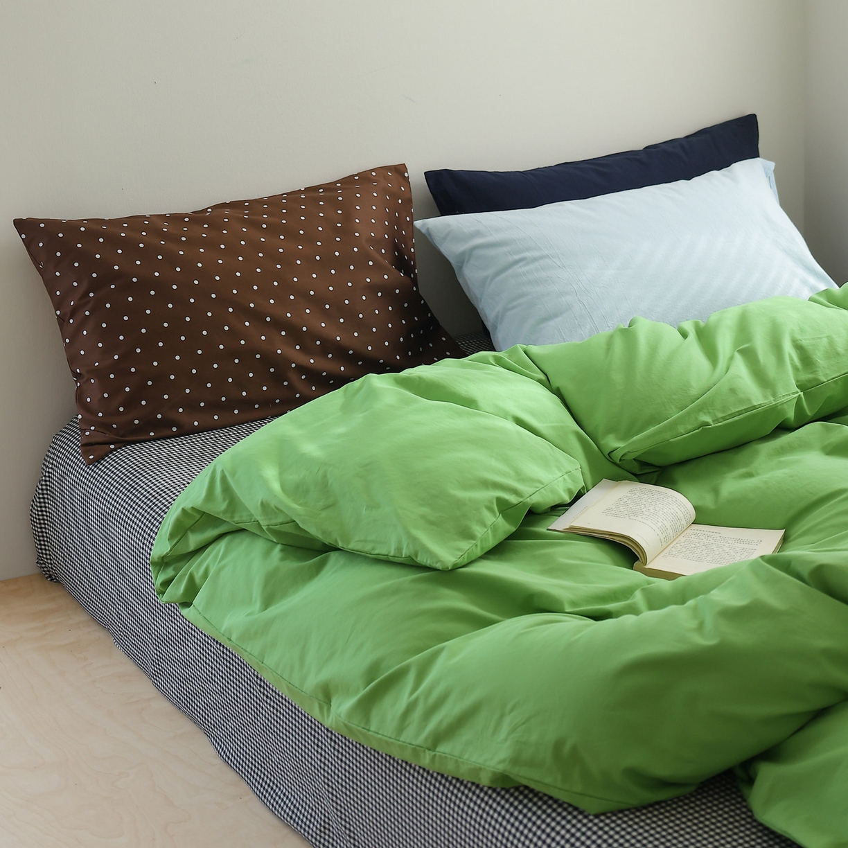 91家纺网 家纺一手货源 找家纺 艾沁家纺 2026新款40s全棉水洗棉色织水洗棉撞色四件套-清风摩卡 清风摩卡-波点+浅蓝