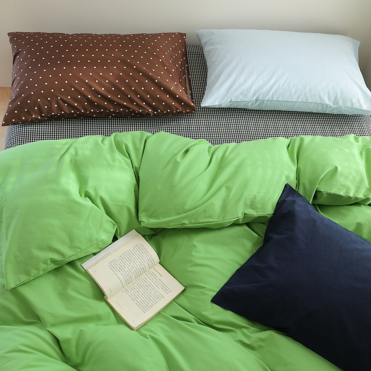 91家纺网 家纺一手货源 找家纺 艾沁家纺 2026新款40s全棉水洗棉色织水洗棉撞色四件套-清风摩卡 清风摩卡-浅蓝+藏蓝