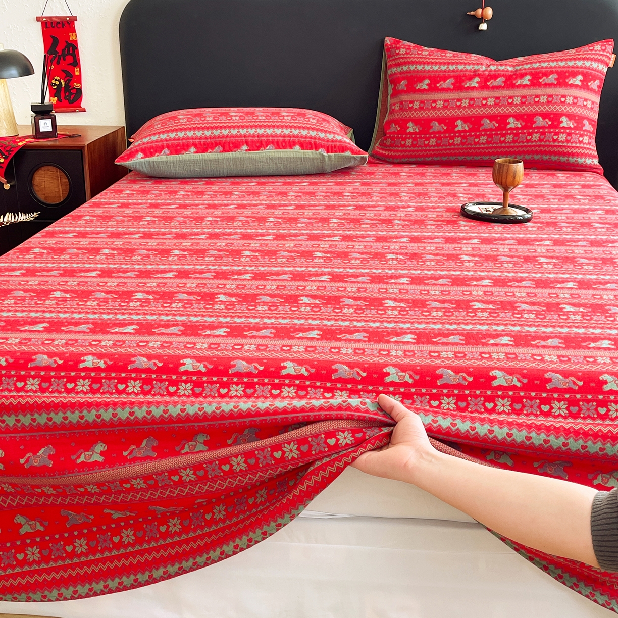 91家纺网 家纺一手货源 找家纺 春皖家纺 2026新款全棉色织双层纱提花百福系列拉链款-单床单 红绝影