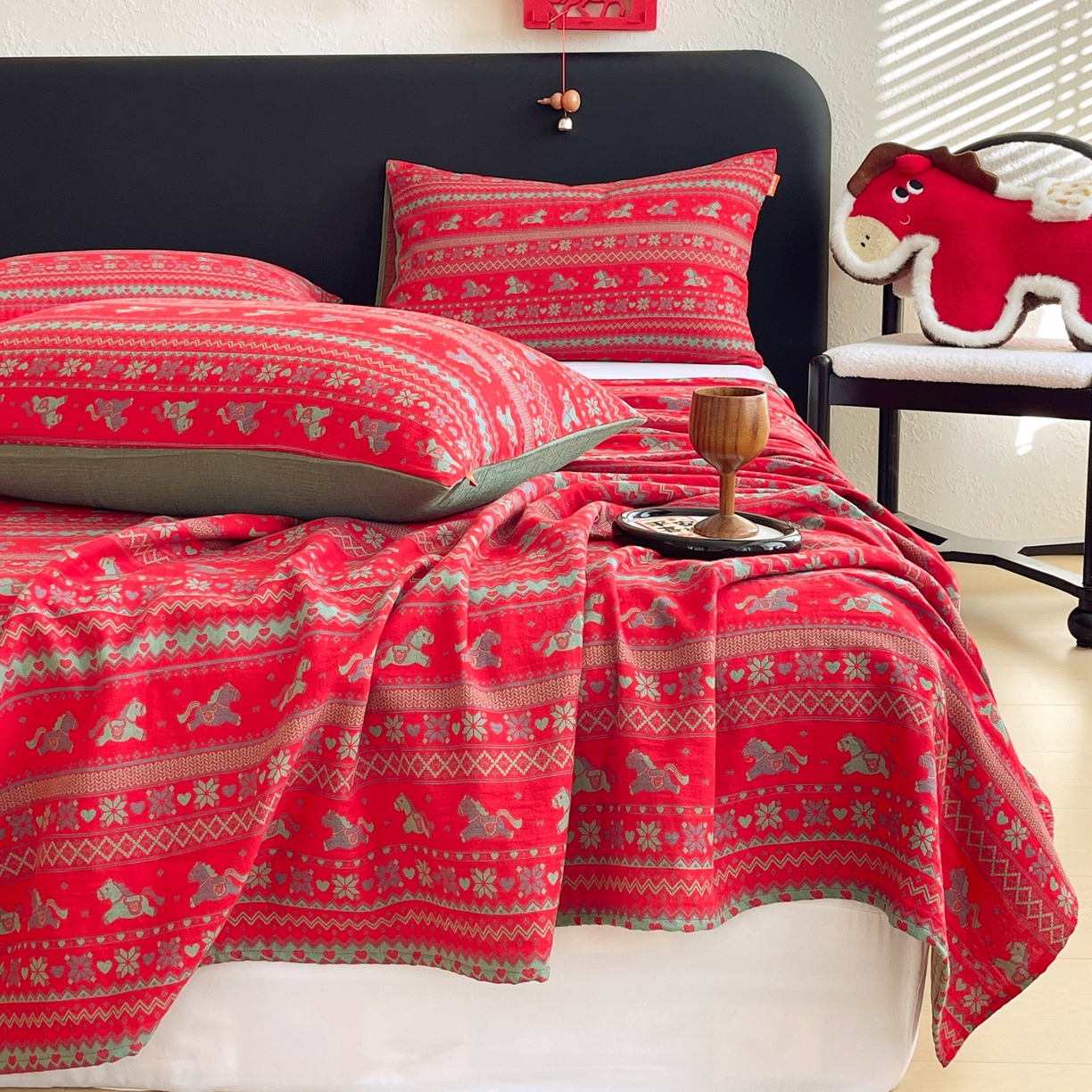 91家纺网 家纺一手货源 找家纺 春皖家纺 2026新款全棉色织双层纱提花百福系列拉链款-单床单 红绝影