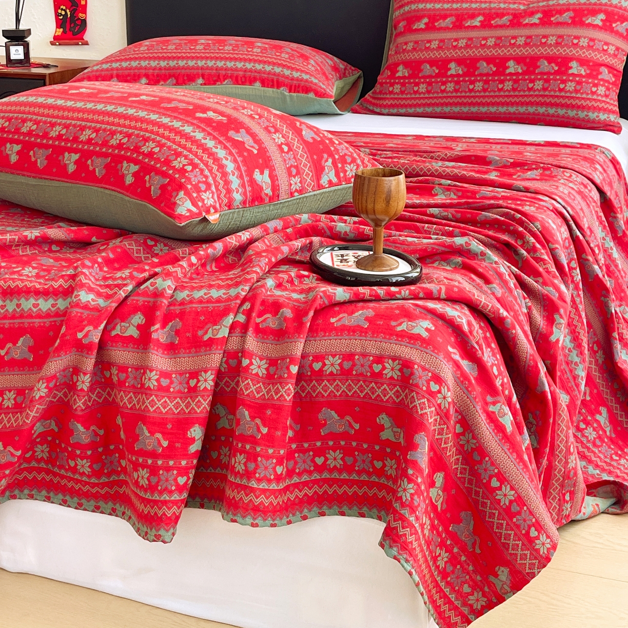 91家纺网 家纺一手货源 找家纺 春皖家纺 2026新款全棉色织双层纱提花百福系列拉链款-单床单 红绝影