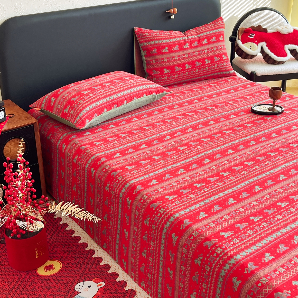 91家纺网 家纺一手货源 找家纺 春皖家纺 2026新款全棉色织双层纱提花百福系列拉链款-单床单 红绝影