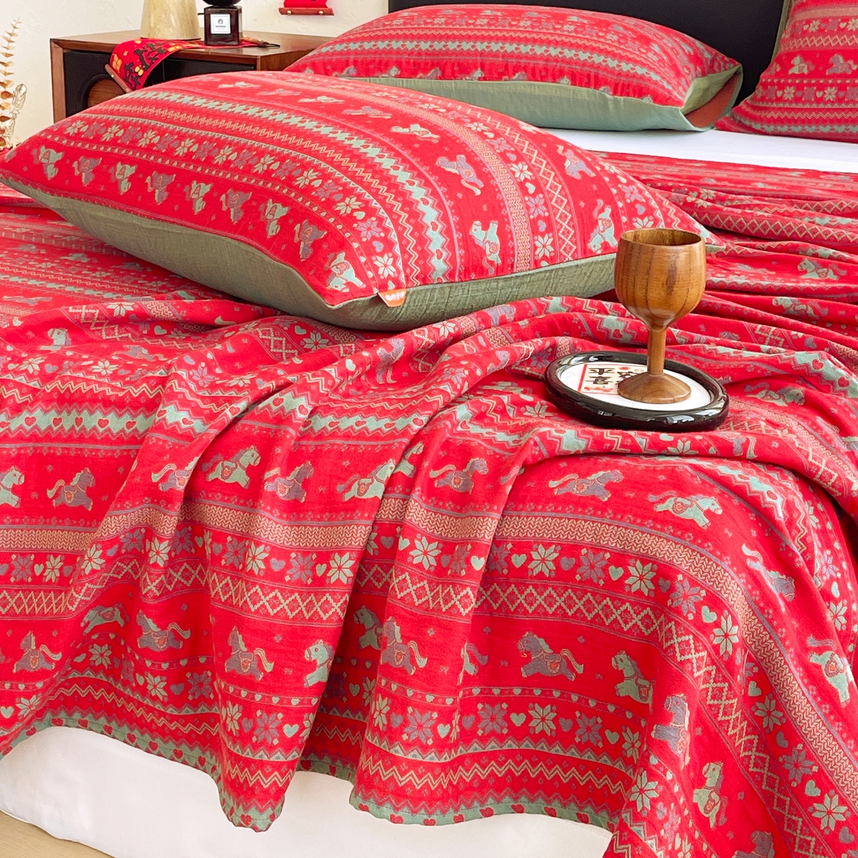 91家纺网 家纺一手货源 找家纺 春皖家纺 2026新款全棉色织双层纱提花百福系列拉链款-单床单 红绝影