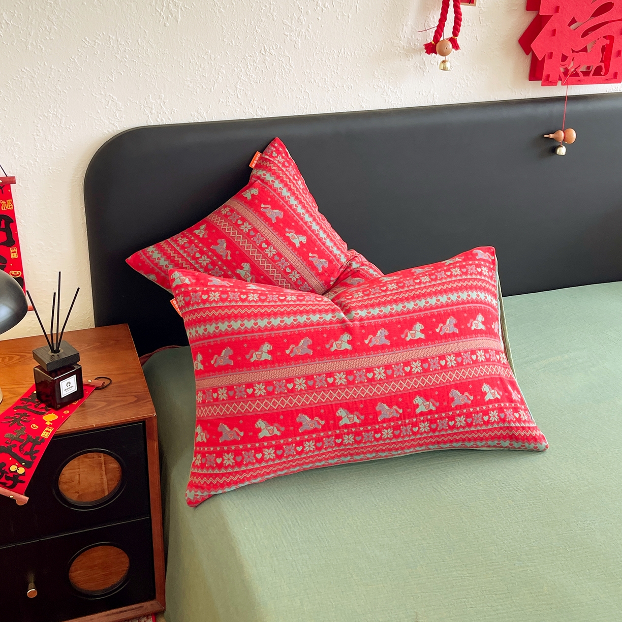 91家纺网 家纺一手货源 找家纺 春皖家纺 2026新款全棉色织双层纱提花百福系列拉链款-单枕套 红绝影