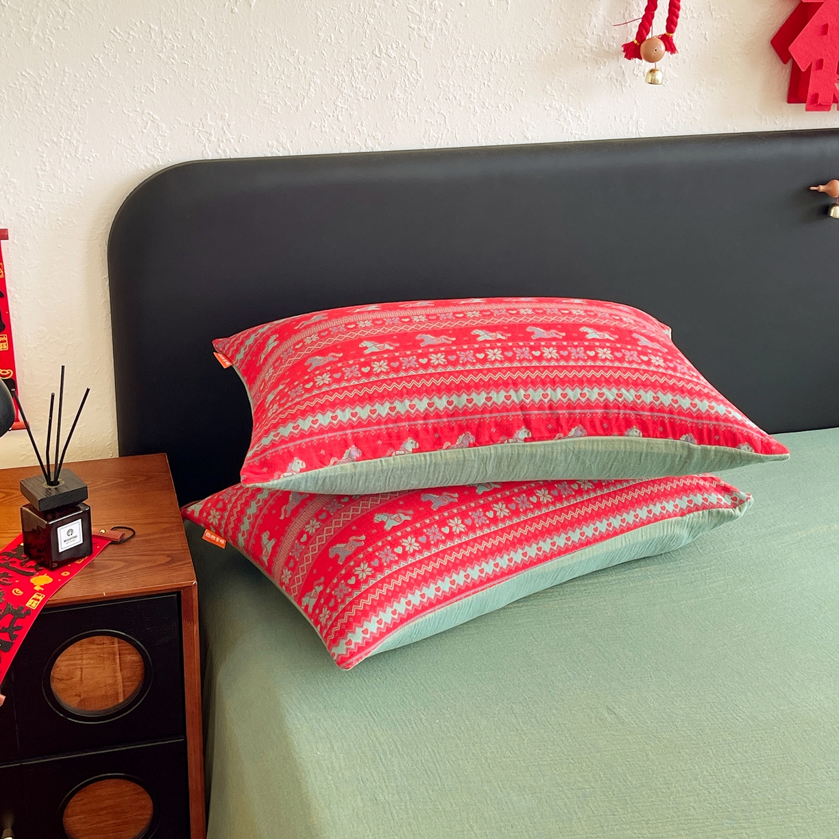 91家纺网 家纺一手货源 找家纺 春皖家纺 2026新款全棉色织双层纱提花百福系列拉链款-单枕套 红绝影