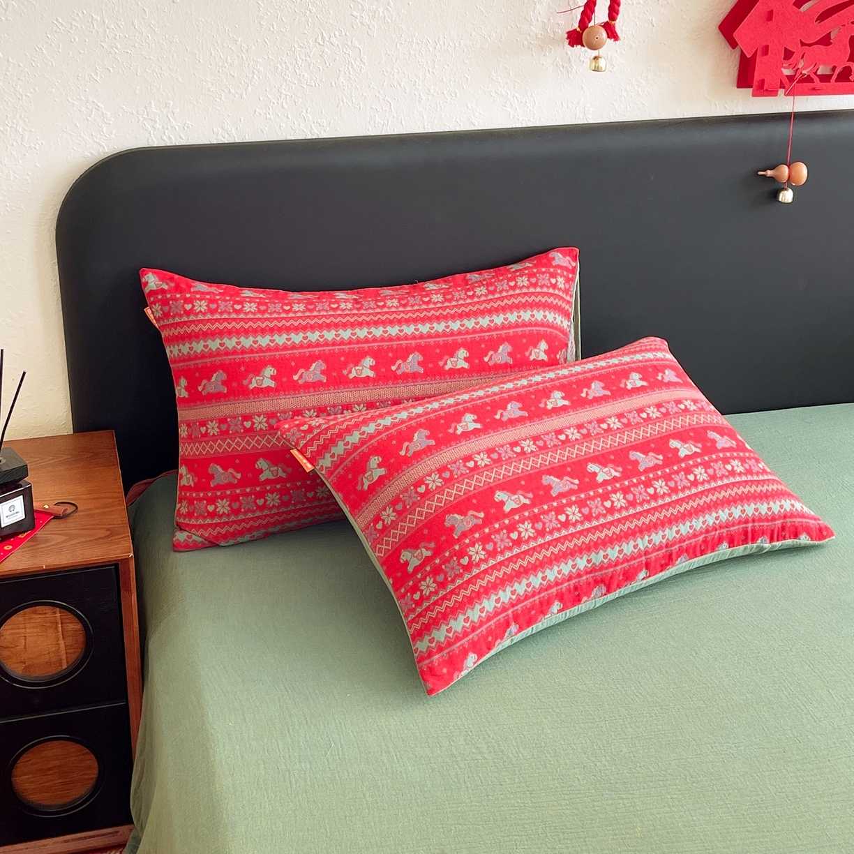 91家纺网 家纺一手货源 找家纺 春皖家纺 2026新款全棉色织双层纱提花百福系列拉链款-单枕套 红绝影