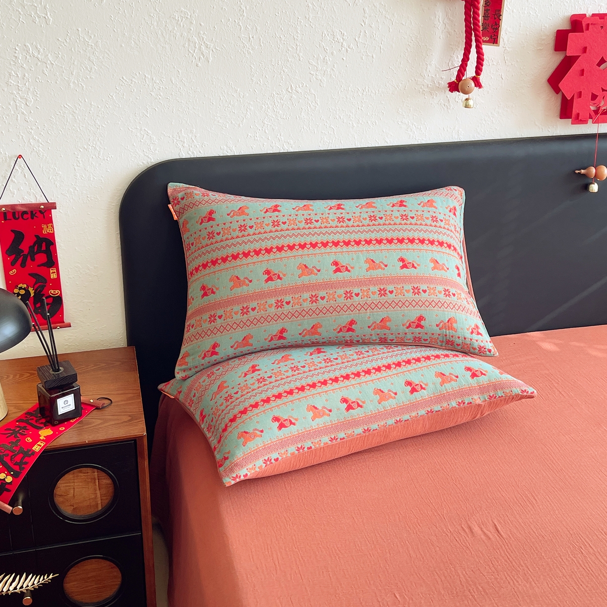 91家纺网 家纺一手货源 找家纺 春皖家纺 2026新款全棉色织双层纱提花百福系列拉链款-单枕套 绿绝影