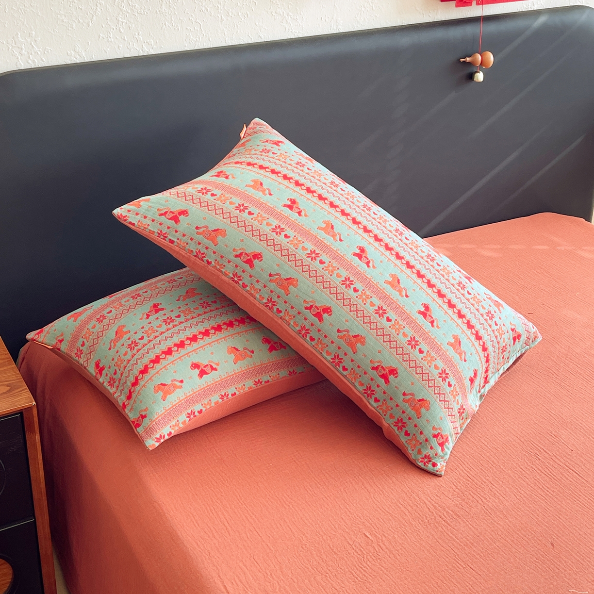 91家纺网 家纺一手货源 找家纺 春皖家纺 2026新款全棉色织双层纱提花百福系列拉链款-单枕套 绿绝影