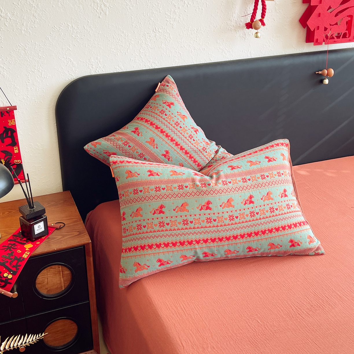 91家纺网 家纺一手货源 找家纺 春皖家纺 2026新款全棉色织双层纱提花百福系列拉链款-单枕套 绿绝影