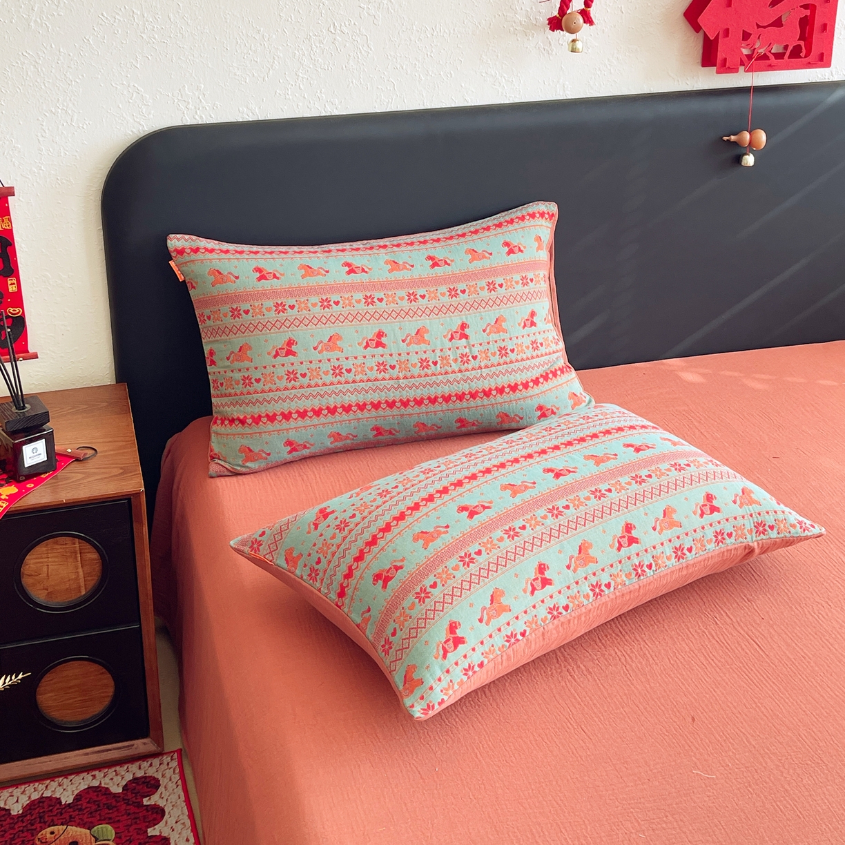 91家纺网 家纺一手货源 找家纺 春皖家纺 2026新款全棉色织双层纱提花百福系列拉链款-单枕套 绿绝影