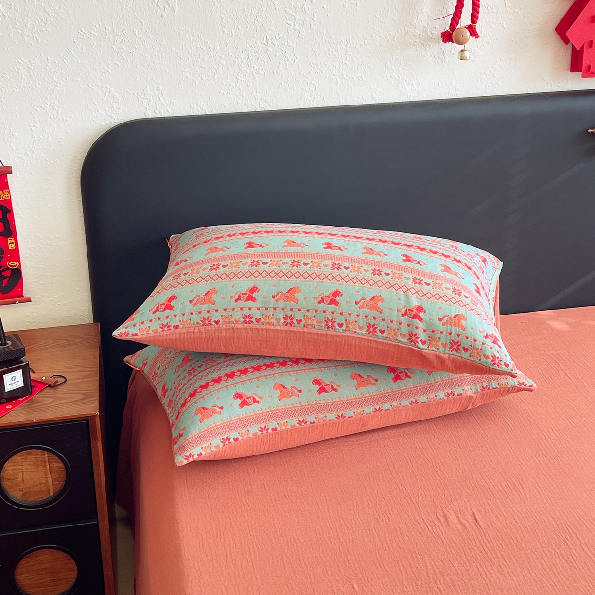 91家纺网 家纺一手货源 找家纺 春皖家纺 2026新款全棉色织双层纱提花百福系列拉链款-单枕套 绿绝影