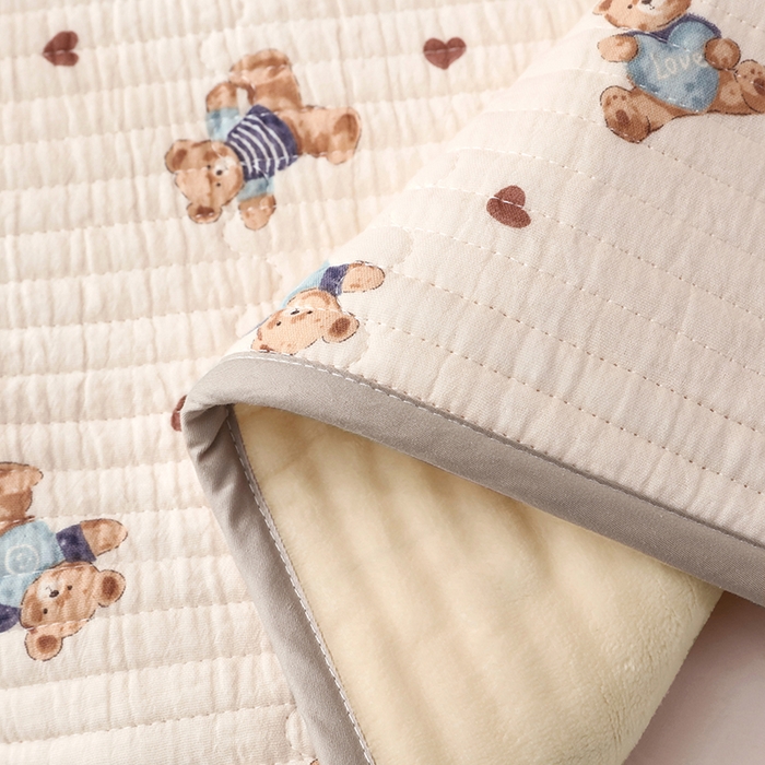 91家纺网 家纺一手货源 找家纺 永旺家纺 2026新款四季可用A面全棉B面宝宝绒全棉纯棉双层纱防水隔尿垫垫子系列 爱心熊