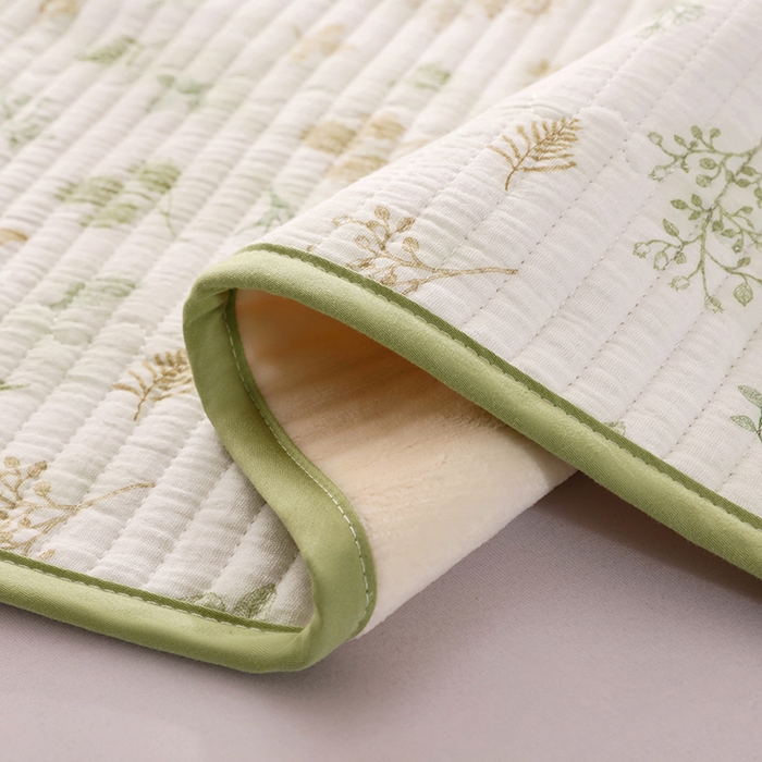 91家纺网 家纺一手货源 找家纺 永旺家纺 2026新款四季可用A面全棉B面宝宝绒全棉纯棉双层纱防水隔尿垫垫子系列 枝蔓（绿）