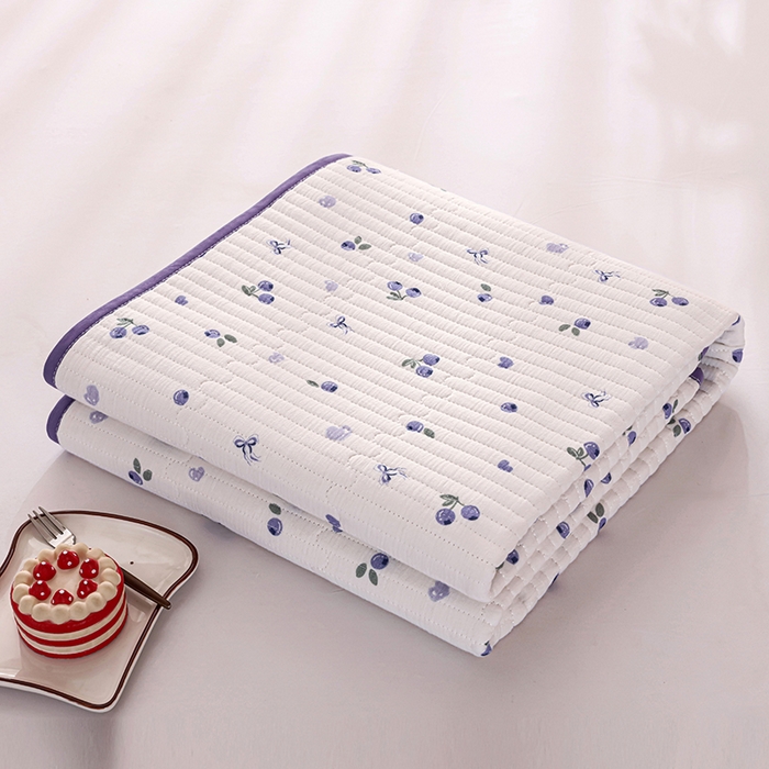 91家纺网 家纺一手货源 找家纺 永旺家纺 2026新款四季可用A面全棉B面宝宝绒全棉纯棉双层纱防水隔尿垫垫子系列 蓝莓