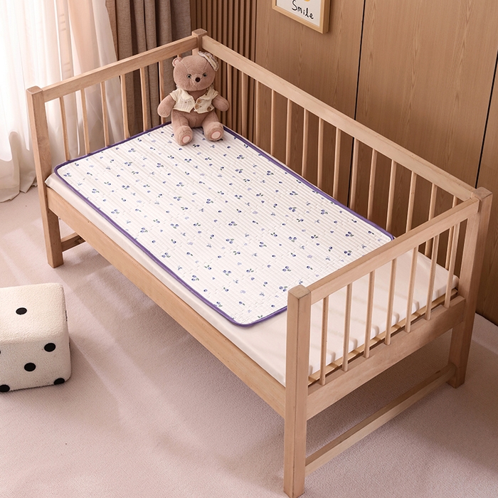 91家纺网 家纺一手货源 找家纺 永旺家纺 2026新款四季可用A面全棉B面宝宝绒全棉纯棉双层纱防水隔尿垫垫子系列 蓝莓