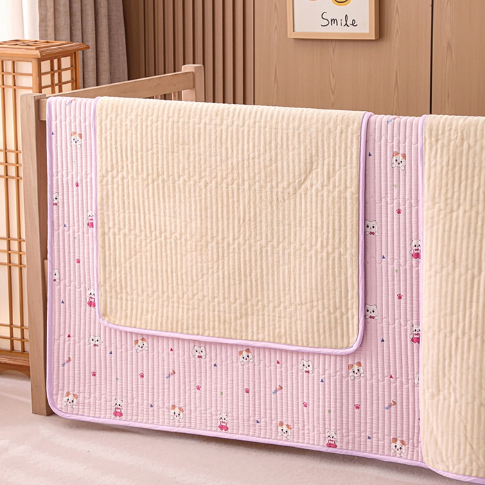 91家纺网 家纺一手货源 找家纺 永旺家纺 2026新款四季可用A面全棉B面宝宝绒全棉纯棉双层纱防水隔尿垫垫子系列 童趣（粉）