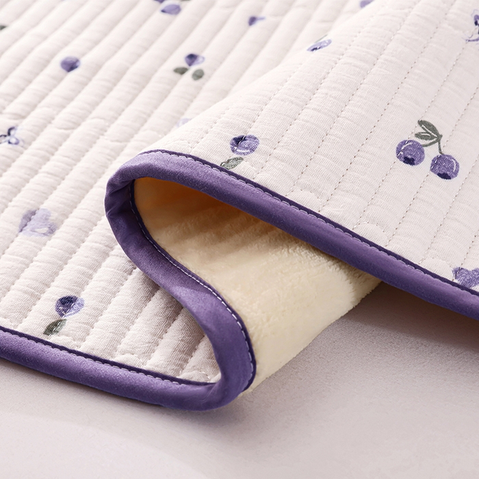 91家纺网 家纺一手货源 找家纺 永旺家纺 2026新款四季可用A面全棉B面宝宝绒全棉纯棉双层纱防水隔尿垫垫子系列 蓝莓