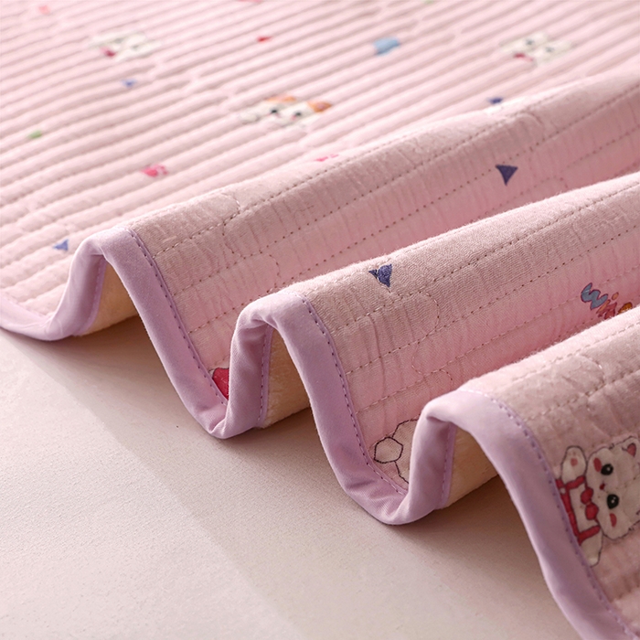 91家纺网 家纺一手货源 找家纺 永旺家纺 2026新款四季可用A面全棉B面宝宝绒全棉纯棉双层纱防水隔尿垫垫子系列 童趣（粉）