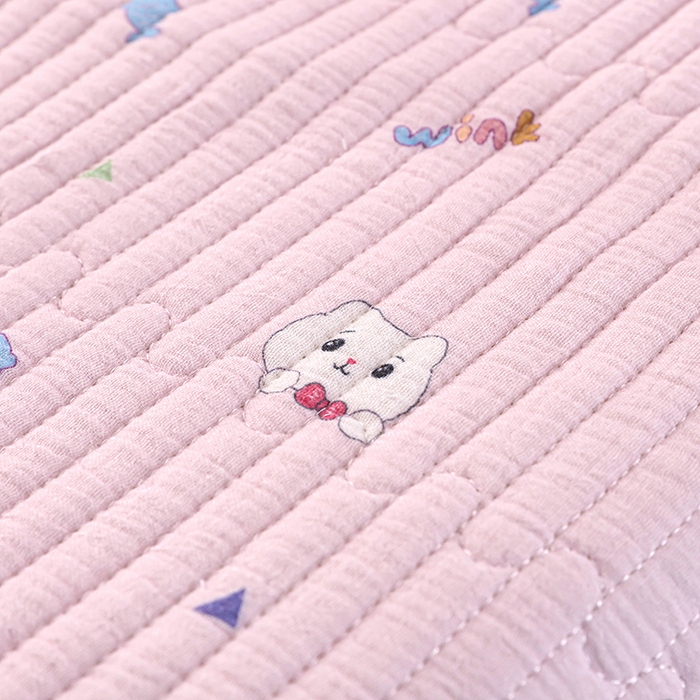 91家纺网 家纺一手货源 找家纺 永旺家纺 2026新款四季可用A面全棉B面宝宝绒全棉纯棉双层纱防水隔尿垫垫子系列 童趣（粉）