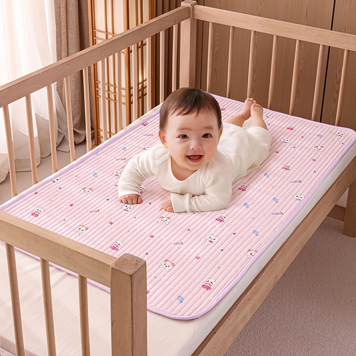 91家纺网 家纺一手货源 找家纺 永旺家纺 2026新款四季可用A面全棉B面宝宝绒全棉纯棉双层纱防水隔尿垫垫子系列 童趣（粉）