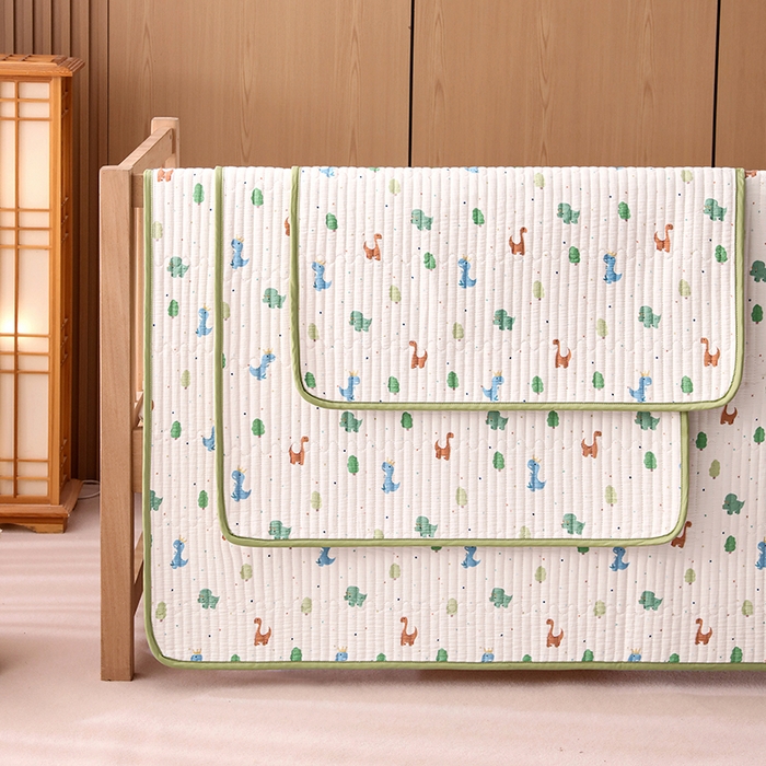 91家纺网 家纺一手货源 找家纺 永旺家纺 2026新款四季可用A面全棉B面宝宝绒全棉纯棉双层纱防水隔尿垫垫子系列 恐龙乐园