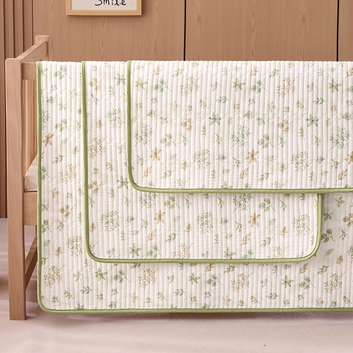 91家纺网 家纺一手货源 找家纺 永旺家纺 2026新款四季可用A面全棉B面宝宝绒全棉纯棉双层纱防水隔尿垫垫子系列 枝蔓（绿）