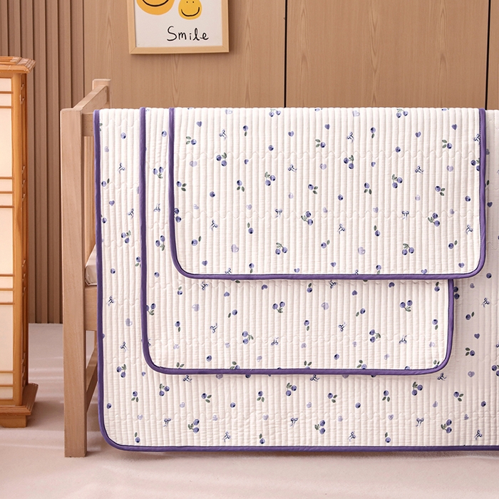 91家纺网 家纺一手货源 找家纺 永旺家纺 2026新款四季可用A面全棉B面宝宝绒全棉纯棉双层纱防水隔尿垫垫子系列 蓝莓