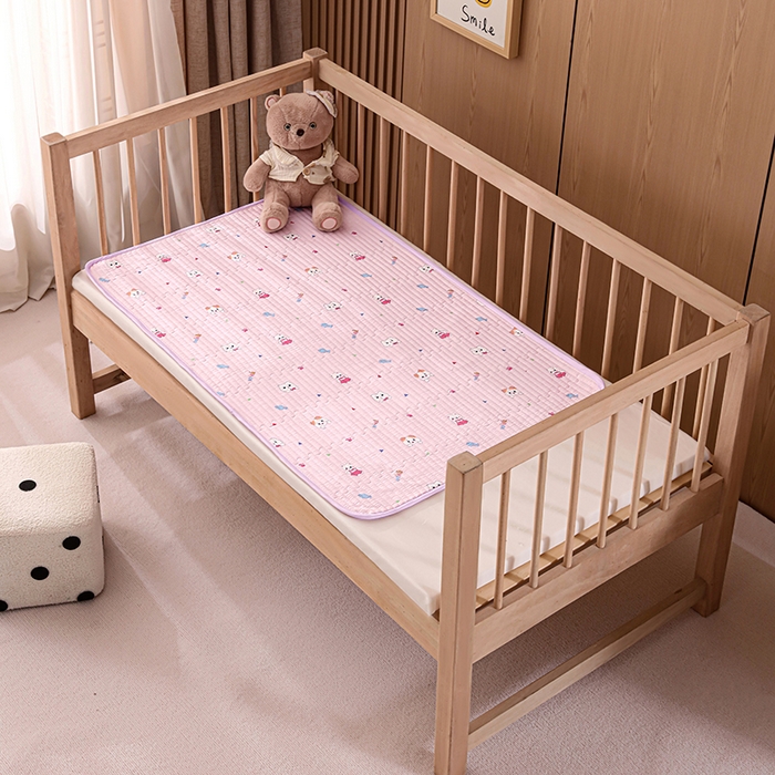 91家纺网 家纺一手货源 找家纺 永旺家纺 2026新款四季可用A面全棉B面宝宝绒全棉纯棉双层纱防水隔尿垫垫子系列 童趣（粉）