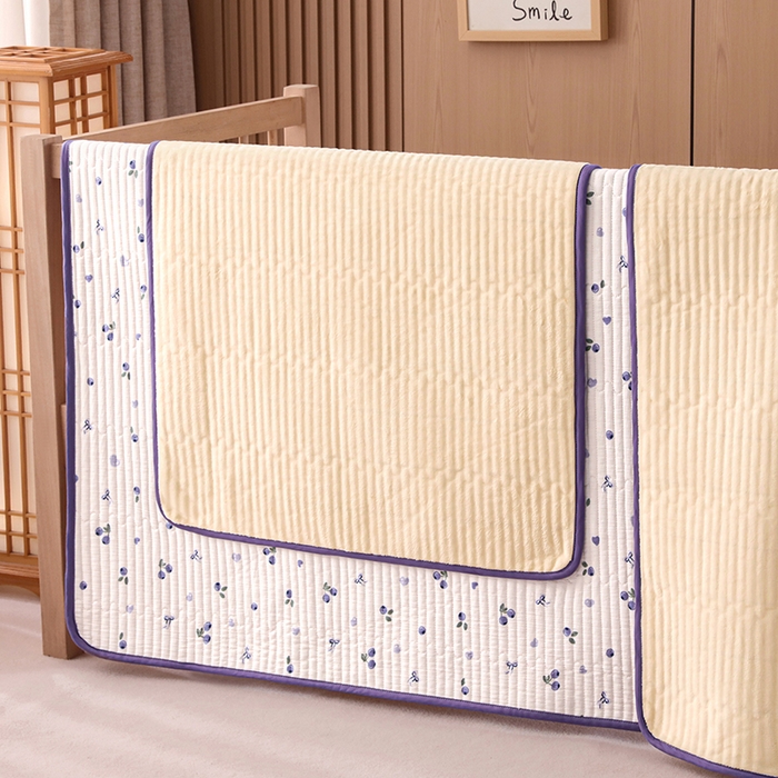 91家纺网 家纺一手货源 找家纺 永旺家纺 2026新款四季可用A面全棉B面宝宝绒全棉纯棉双层纱防水隔尿垫垫子系列 蓝莓