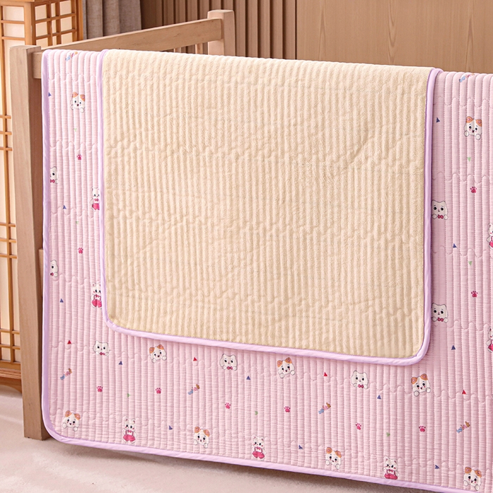 91家纺网 家纺一手货源 找家纺 永旺家纺 2026新款四季可用A面全棉B面宝宝绒全棉纯棉双层纱防水隔尿垫垫子系列 童趣（粉）