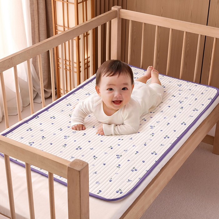 91家纺网 家纺一手货源 找家纺 永旺家纺 2026新款四季可用A面全棉B面宝宝绒全棉纯棉双层纱防水隔尿垫垫子系列 蓝莓