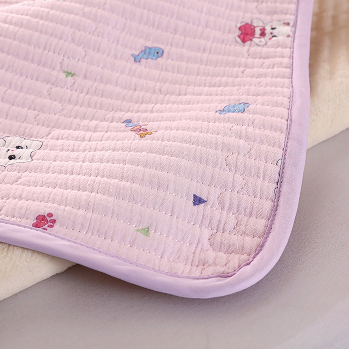 91家纺网 家纺一手货源 找家纺 永旺家纺 2026新款四季可用A面全棉B面宝宝绒全棉纯棉双层纱防水隔尿垫垫子系列 童趣（粉）