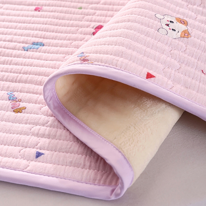 91家纺网 家纺一手货源 找家纺 永旺家纺 2026新款四季可用A面全棉B面宝宝绒全棉纯棉双层纱防水隔尿垫垫子系列 童趣（粉）