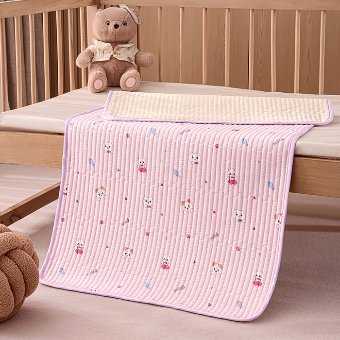 91家纺网 家纺一手货源 找家纺 永旺家纺 2026新款四季可用A面全棉B面宝宝绒全棉纯棉双层纱防水隔尿垫垫子系列 童趣（粉）