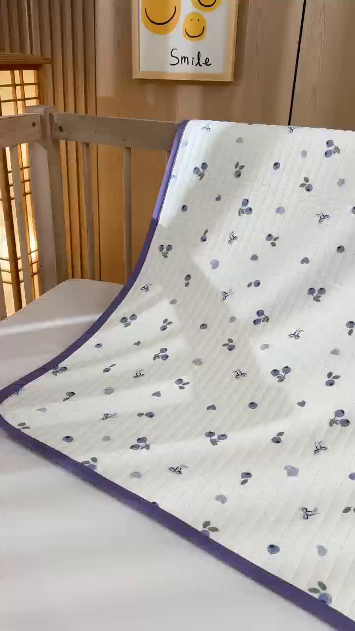 91家纺网 家纺一手货源 找家纺 永旺家纺 2026新款四季可用A面全棉B面宝宝绒全棉纯棉双层纱防水隔尿垫垫子系列 蓝莓