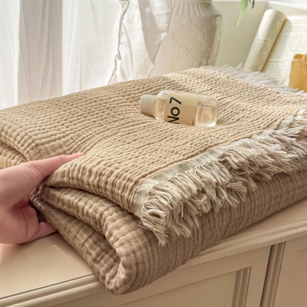 91家纺网 家纺一手货源 找家纺 帅露家纺 2026新款全棉四层纱多功能盖毯毛毯 卡其