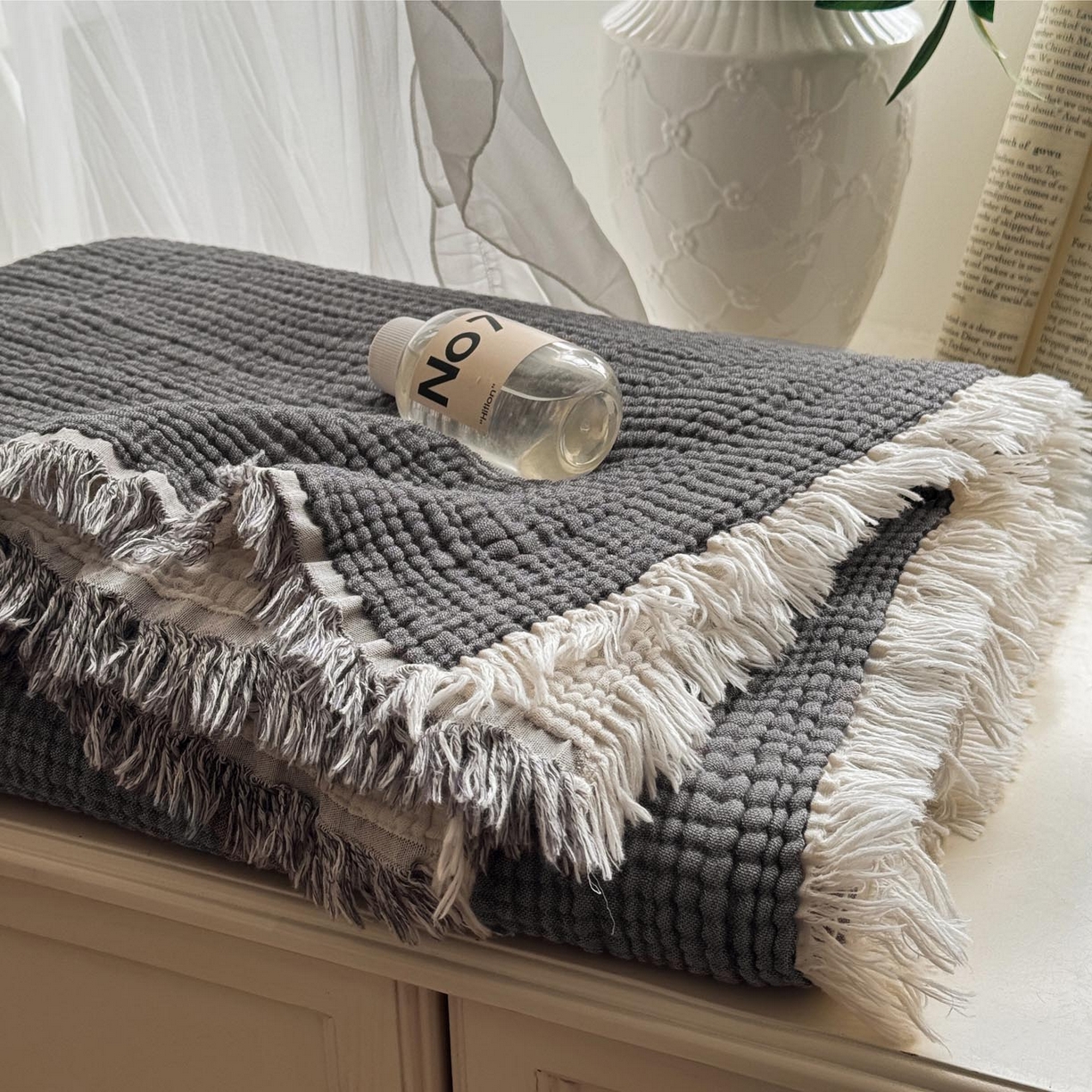91家纺网 家纺一手货源 找家纺 帅露家纺 2026新款全棉四层纱多功能盖毯毛毯 气质灰
