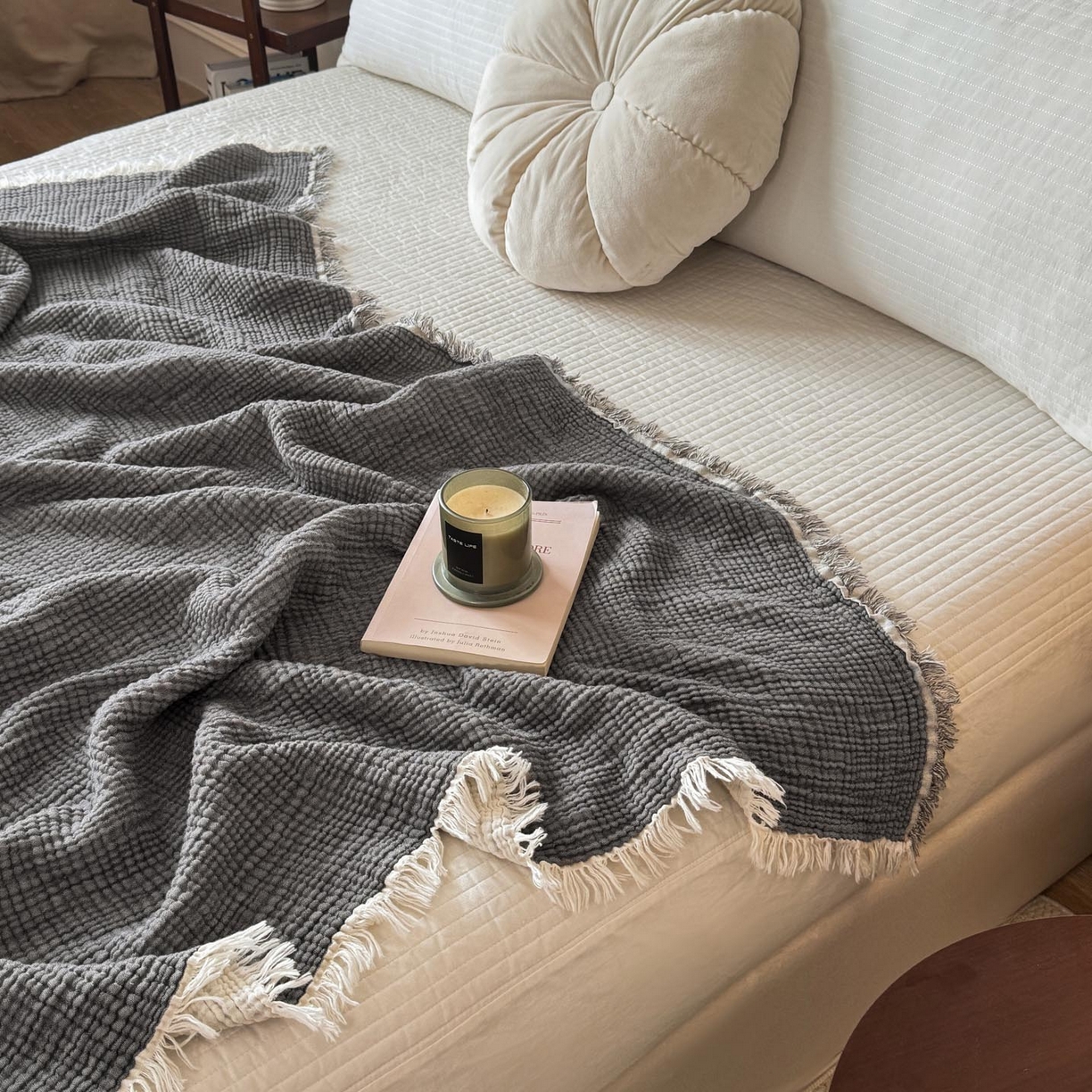 91家纺网 家纺一手货源 找家纺 帅露家纺 2026新款全棉四层纱多功能盖毯毛毯 气质灰