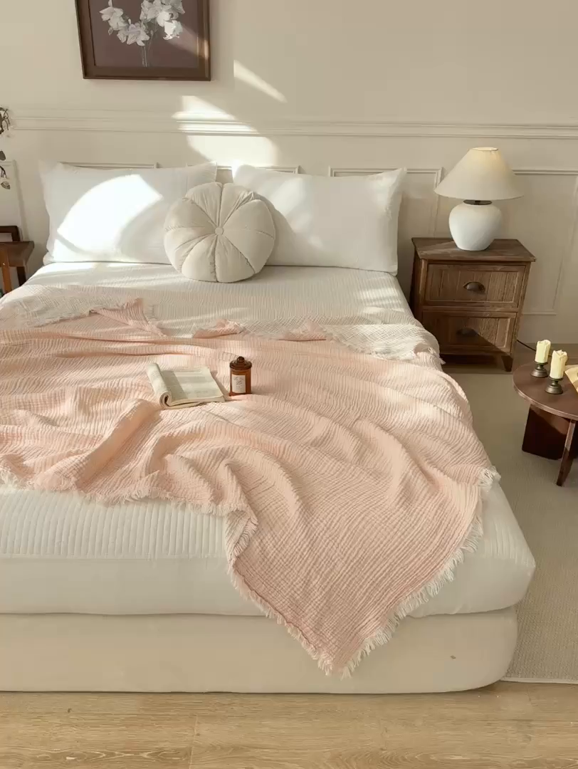 91家纺网 家纺一手货源 找家纺 帅露家纺 2026新款全棉四层纱多功能盖毯毛毯 优雅粉