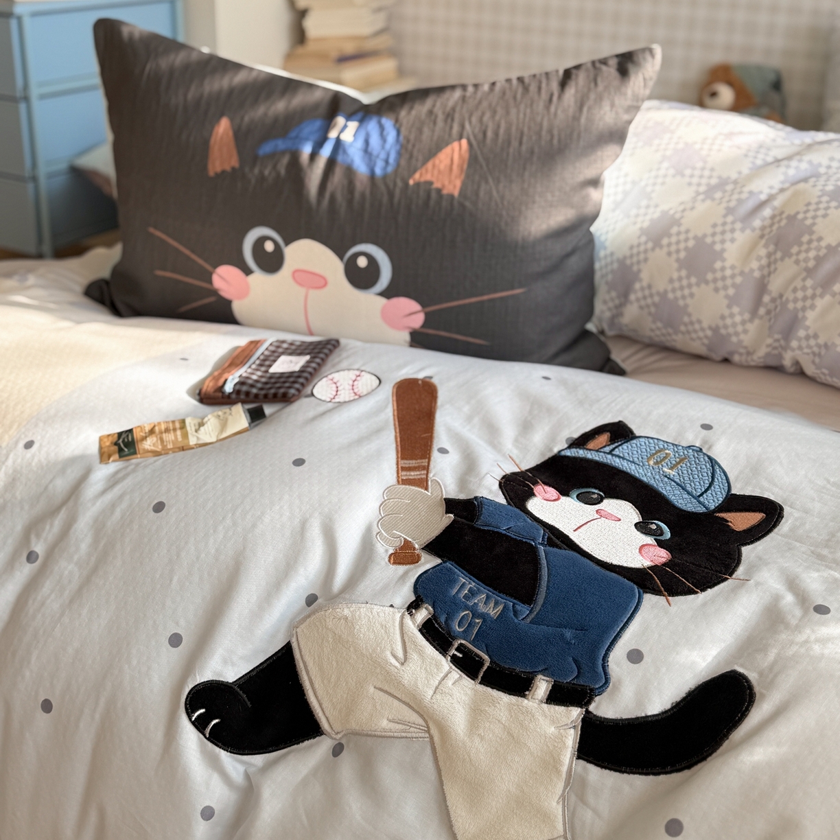 91家纺网 家纺一手货源 找家纺 柚子YOUTH 2026春夏新款大版全棉纯棉双层纱贴布绣四件套 棒球黑猫