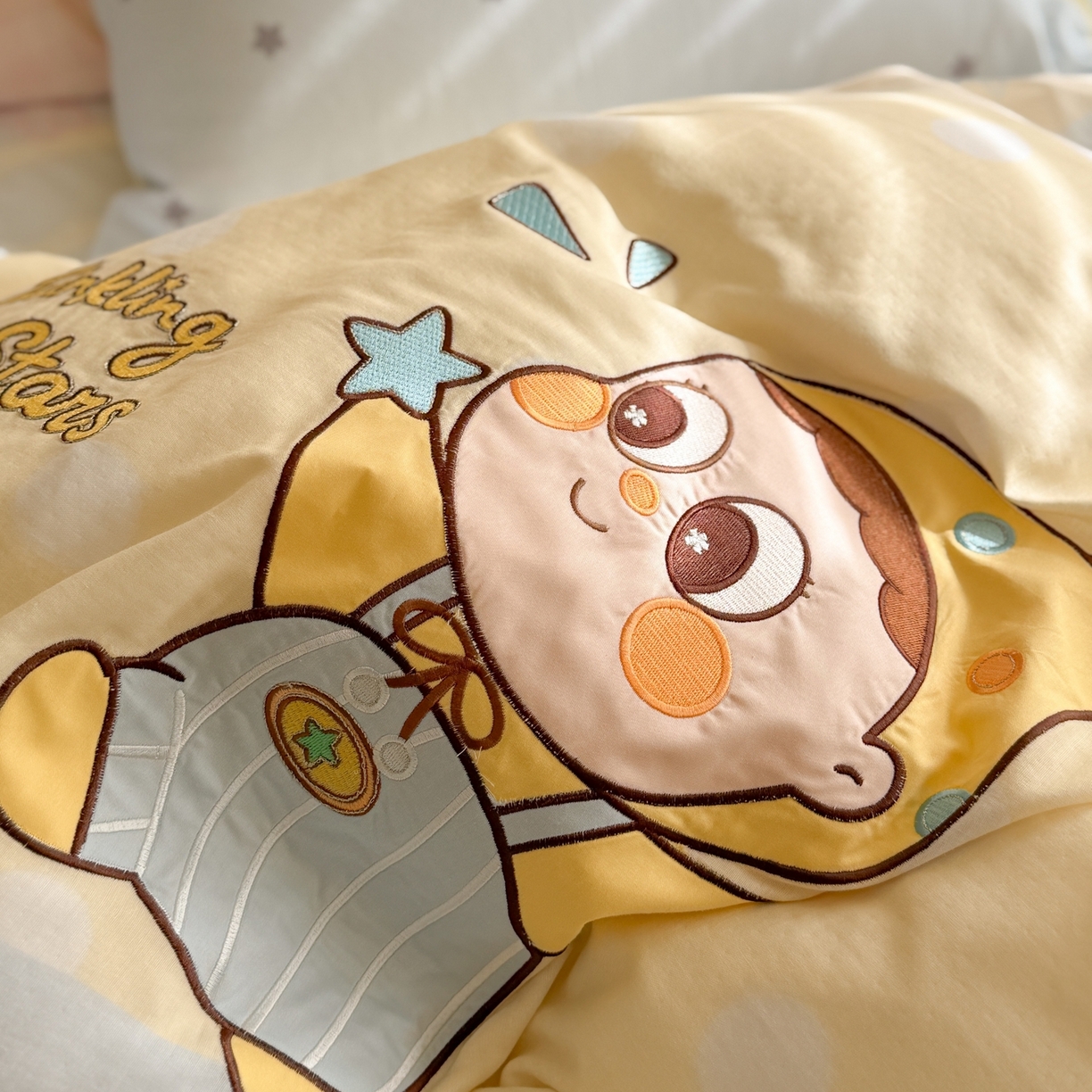 91家纺网 家纺一手货源 找家纺 柚子YOUTH 2026春夏新款大版全棉纯棉双层纱贴布绣四件套 星星宝贝