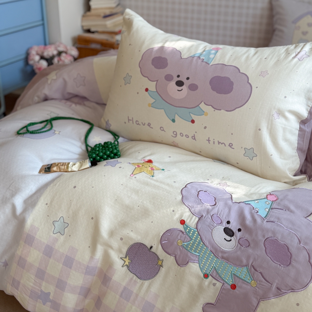 91家纺网 家纺一手货源 找家纺 柚子YOUTH 2026春夏新款大版全棉纯棉双层纱贴布绣四件套 萌萌小紫狗