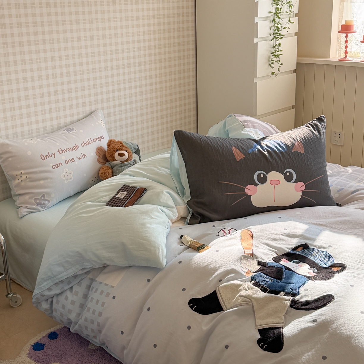 91家纺网 家纺一手货源 找家纺 柚子YOUTH 2026春夏新款大版全棉纯棉双层纱贴布绣四件套 棒球黑猫