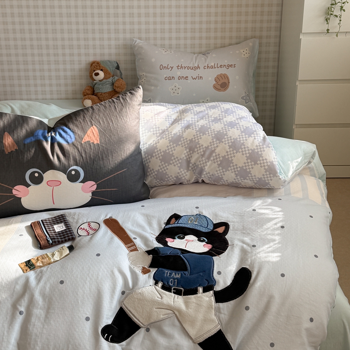 91家纺网 家纺一手货源 找家纺 柚子YOUTH 2026春夏新款大版全棉纯棉双层纱贴布绣四件套 棒球黑猫