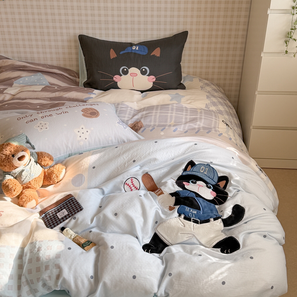 91家纺网 家纺一手货源 找家纺 柚子YOUTH 2026春夏新款大版全棉纯棉双层纱贴布绣四件套 棒球黑猫