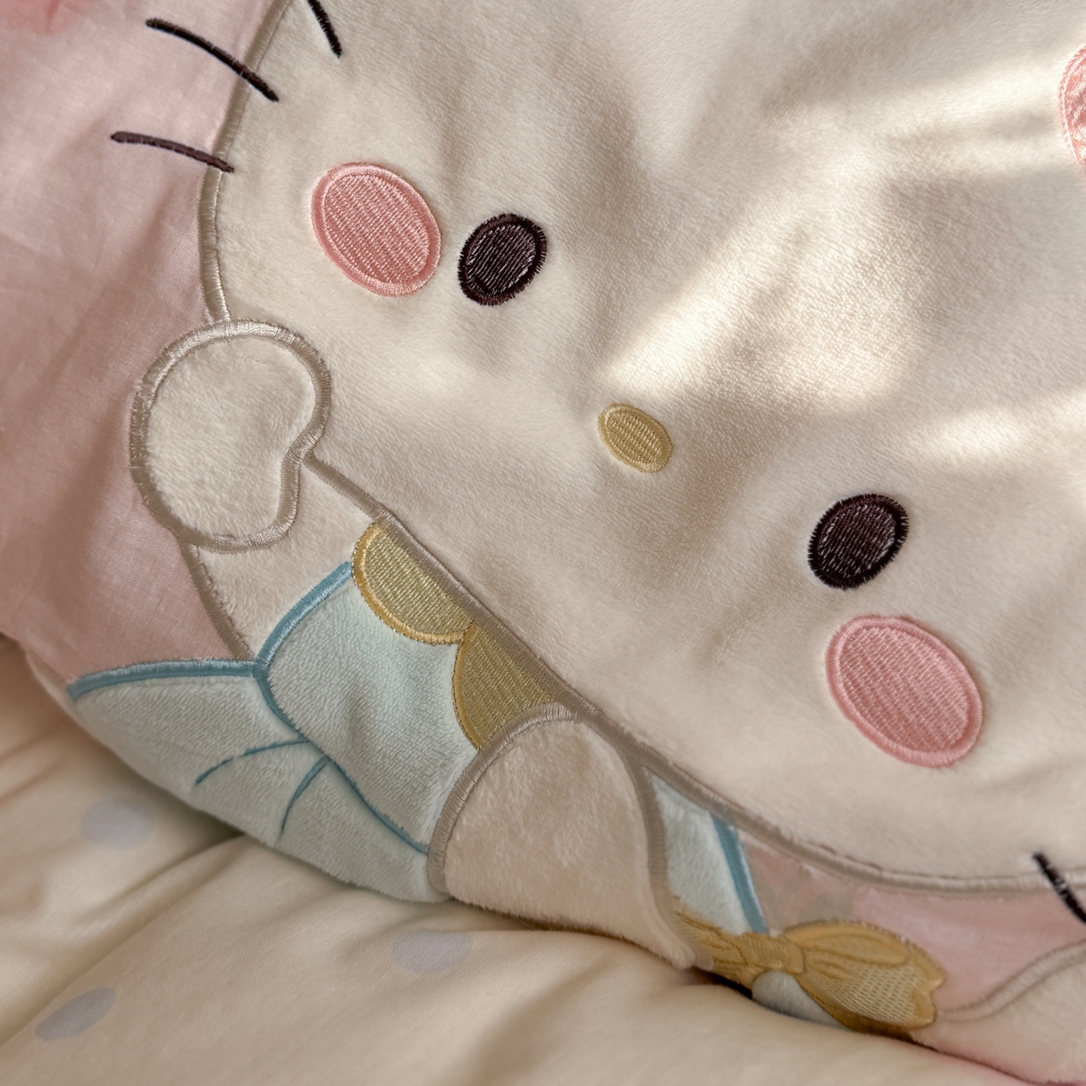 91家纺网 家纺一手货源 找家纺 柚子YOUTH 2026春夏新款大版全棉纯棉双层纱贴布绣四件套 大脸小花猫