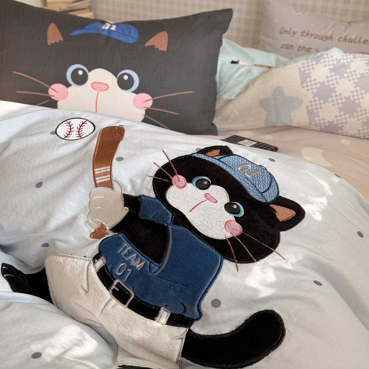 91家纺网 家纺一手货源 找家纺 柚子YOUTH 2026春夏新款大版全棉纯棉双层纱贴布绣四件套 棒球黑猫