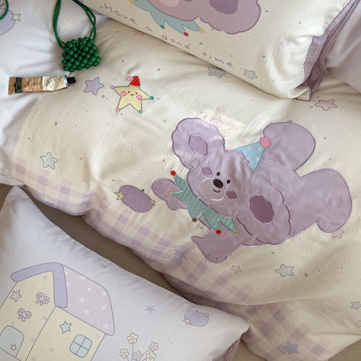 91家纺网 家纺一手货源 找家纺 柚子YOUTH 2026春夏新款大版全棉纯棉双层纱贴布绣四件套 萌萌小紫狗