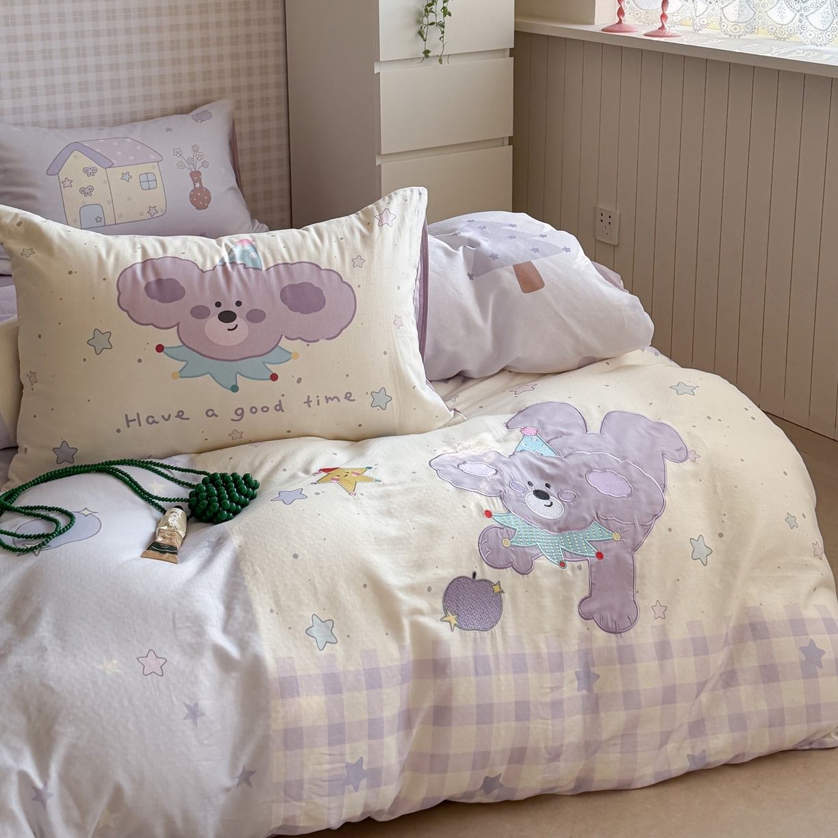 91家纺网 家纺一手货源 找家纺 柚子YOUTH 2026春夏新款大版全棉纯棉双层纱贴布绣四件套 萌萌小紫狗